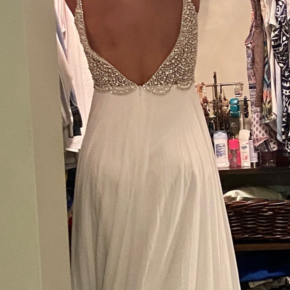 Beautiful dress size 8, but runs small. - Picture 5 of 7